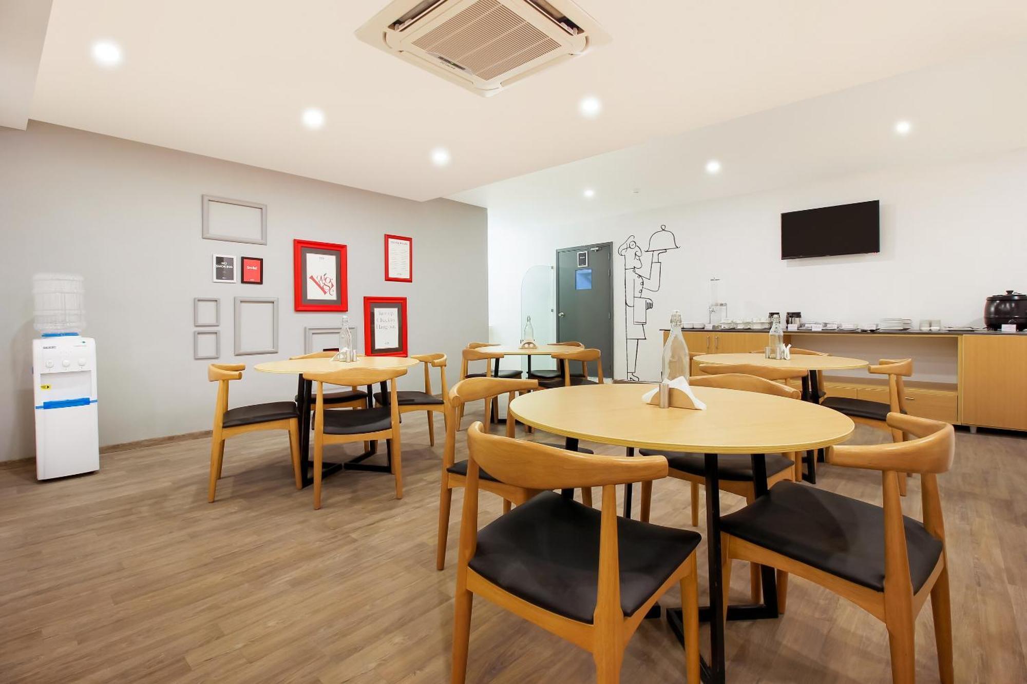 Super Townhouse The Cinco Hotel Near Esi Hospital Hyderabad Exterior photo
