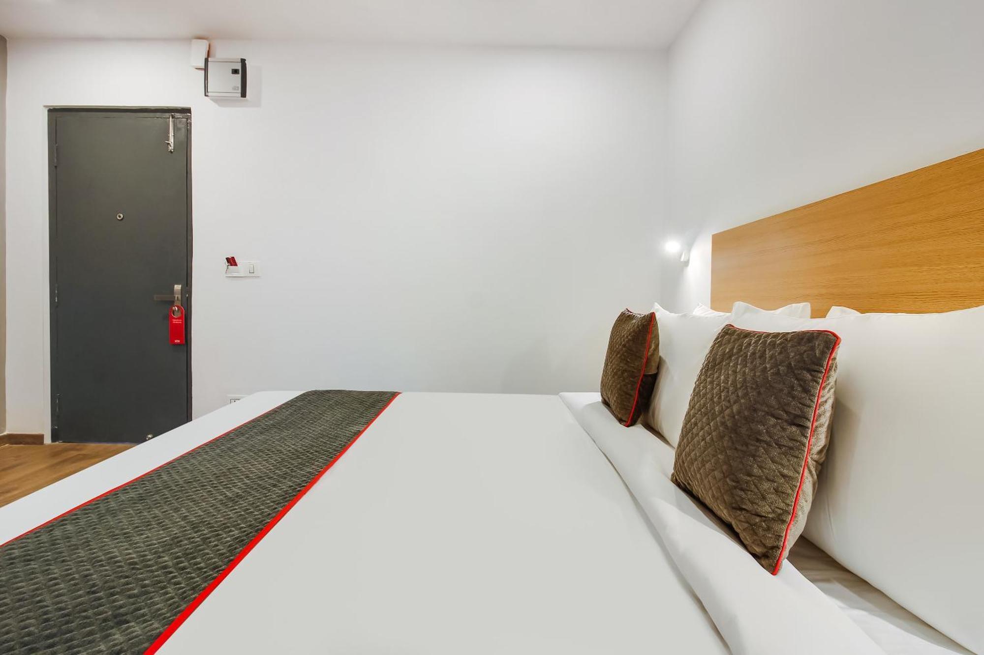 Super Townhouse The Cinco Hotel Near Esi Hospital Hyderabad Exterior photo