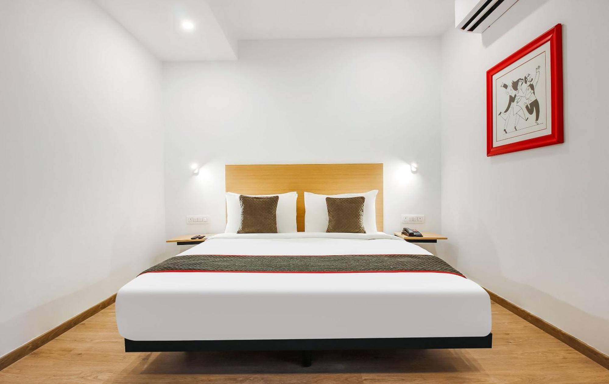 Super Townhouse The Cinco Hotel Near Esi Hospital Hyderabad Exterior photo